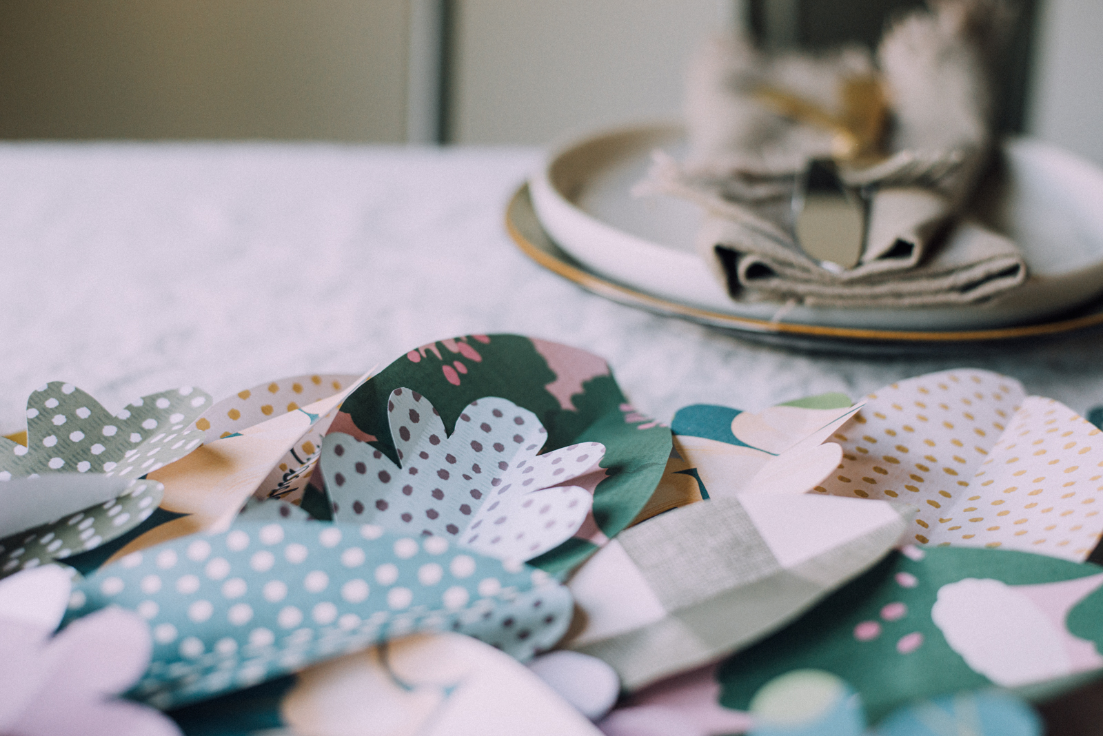 paper leaf thanksgiving table runner