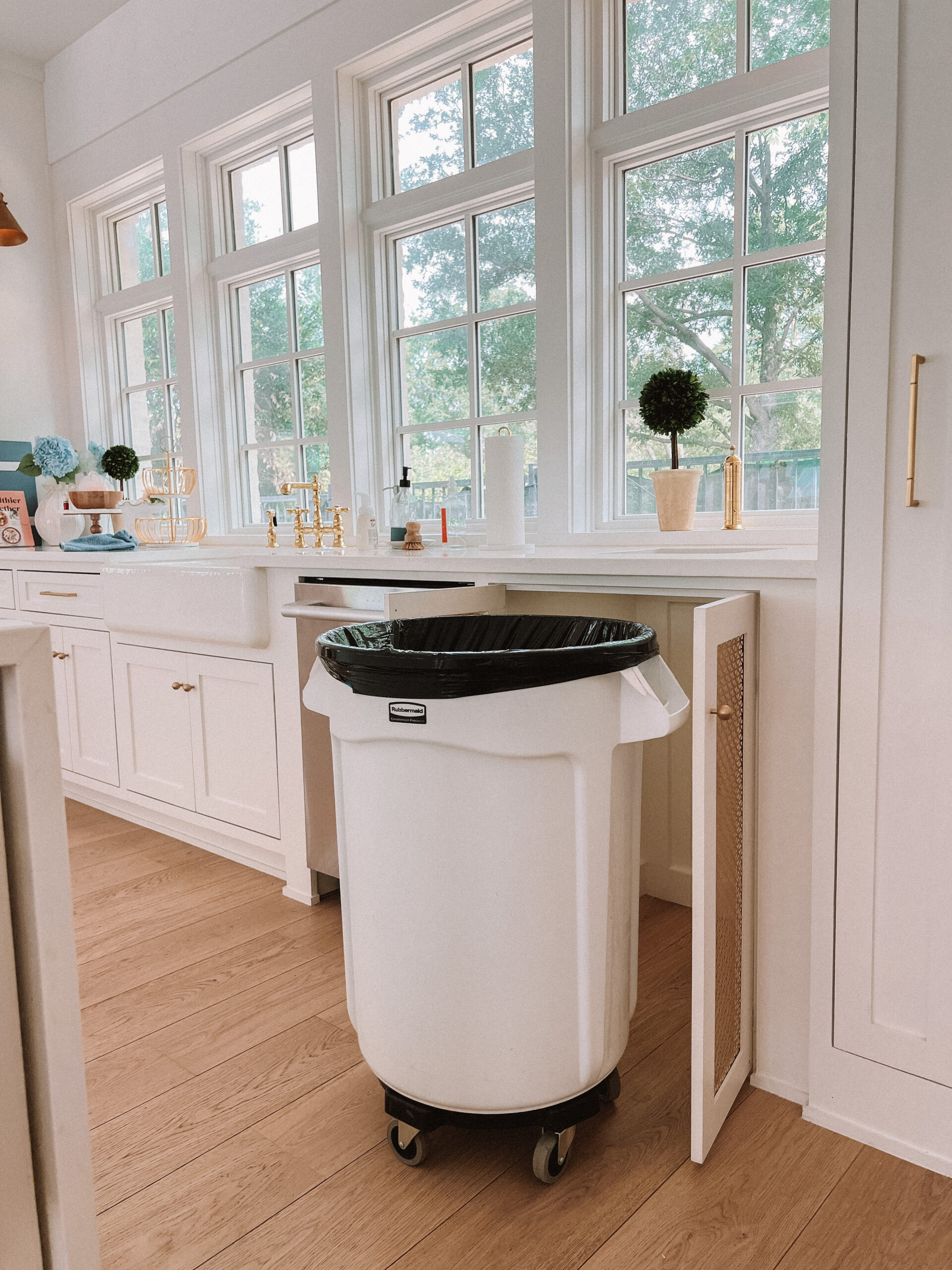 kitchen trashcan on wheels