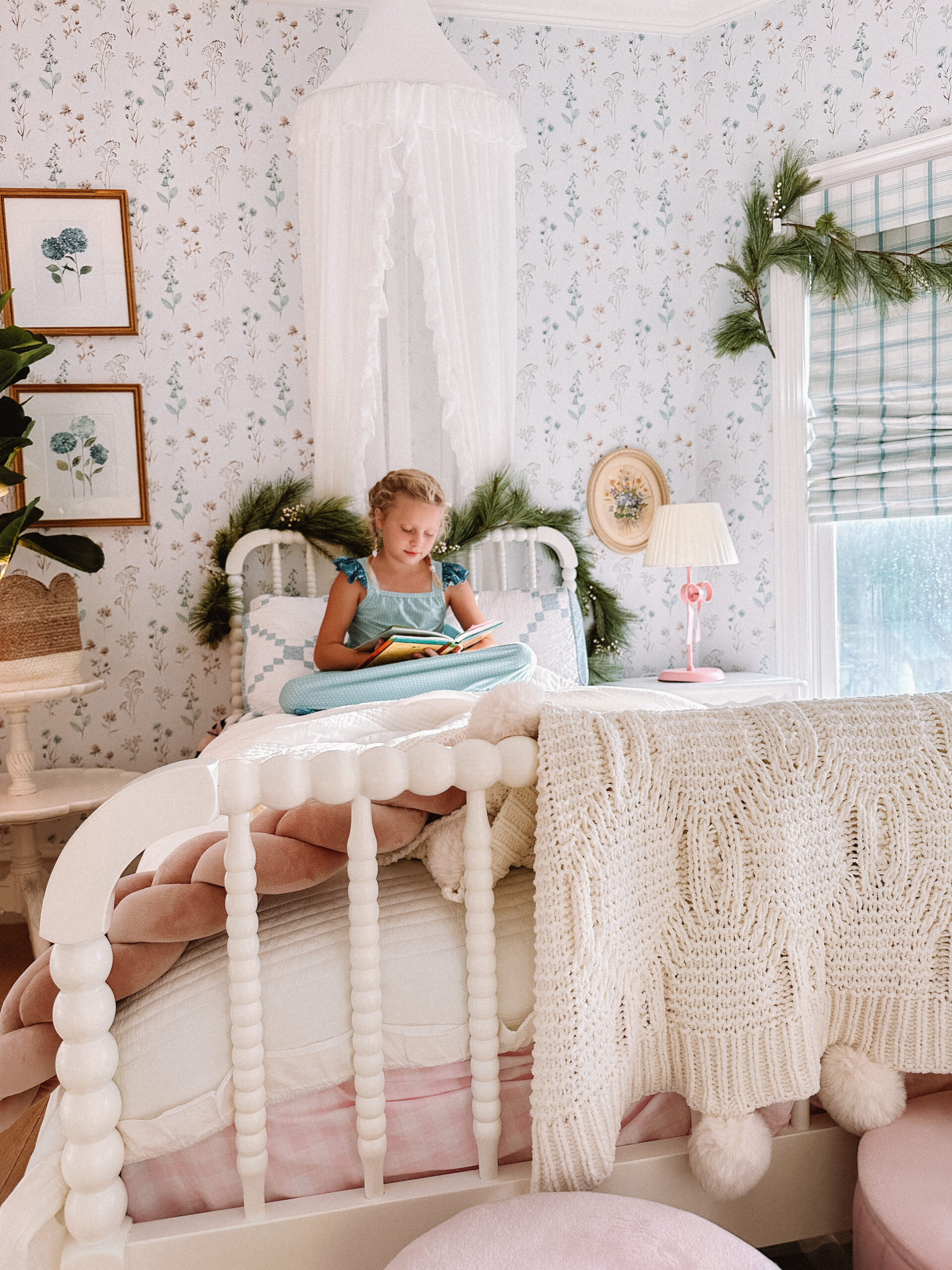 kids room holiday decor